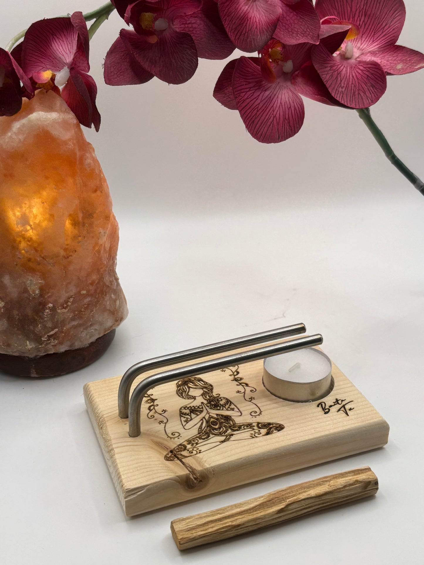 🧘♀️ Quemador Palo Santo – Mujer en Meditación: Presencia Serena ✨